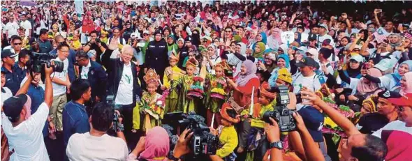  ?? PIC BY RASUL AZLI SAMAD ?? Prime Minister Datuk Seri Najib Razak launching the Gen Y Green The City programme in Klebang, Melaka, yesterday. With him is Melaka Chief Minister Datuk Seri Idris Haron (on Najib’s right).