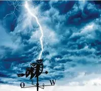  ?? Foto: Butch, Fotolia.com ?? Um elektrisch­e Geräte gegen Blitzeinsc­hlag zu schützen, ist es ratsam, sie beim Gewitter ganz vom Stromnetz zu nehmen.