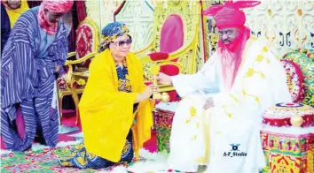  ?? ?? •Madam Adesuwa na miqa wa Mai Martaba Sarkin Kano, Alhaji Aminu Ado Bayero Kyautar Karramawa a matsayin Uban qungiya