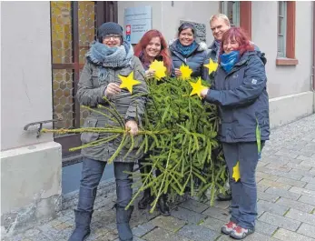  ?? FOTO: CARITAS ?? Sanja Mühlhauser, Manuela Friedrich, Stefanie Thiel, Norbert Stauß und Petra Wenninger (von links) machen sich auf den Weg, die Bäumchen mit den Wunschster­nen aufzustell­en.