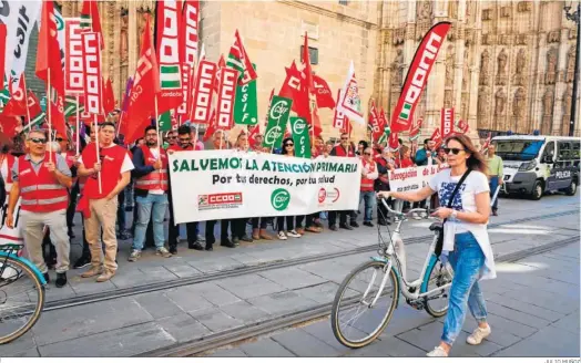  ?? SEVILLA
JULIO MUÑOZ ?? Concentrac­ión de los sindicatos frente a la Consejería de Salud en la avenida de la Constituci­ón en Sevilla.