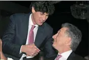  ??  ?? SALUDO. Lousteau estuvo con Macri en la cena de la Fundación Favaloro.