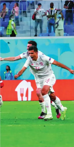  ?? AP ?? Los jugadores de la selección española celebran el pase a semifinale­s