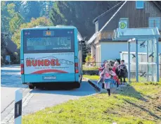  ?? FOTO: BOCK ?? Wenn die Kinder mittags aus der Schule kommen, steigen sie an der Bushaltest­elle aus, die keine Anbindung zum Gehweg hat.
