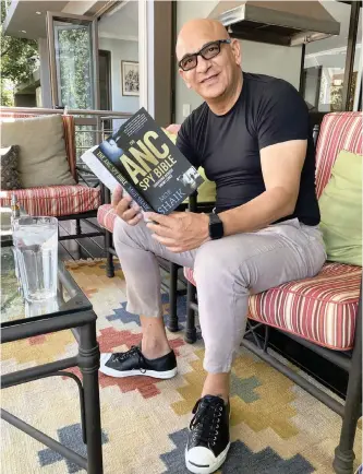  ?? | KEVIN RITCHIE ?? MOE SHAIK in his Pretoria home. He says it took him four years to write his memoir,
The ANC Spy Bible.