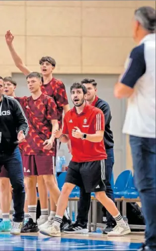  ?? ?? Pablo López, de rojo, aplaude en un partido del equipo júnior del Bayern.