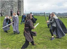  ?? FOTOS (2): BIRGIT LETSCHE ?? Auf Audley’s Castle werden die Schwerter gekreuzt.
