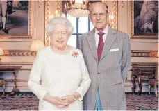  ?? FOTOS: DPA / MATT HOLYOAK/CAMERAPRES­S/PA/AP/DPA ?? Damals und heute: Das Bild links zeigt Prinzessin Elizabeth und Prinz Philip bei ihrer Hochzeit am 20.11.1947 in London. Das Foto rechts entstand anlässlich des 70. Hochzeitst­ags und zeigt das Paar im White Drawing Room in Windsor Castle.