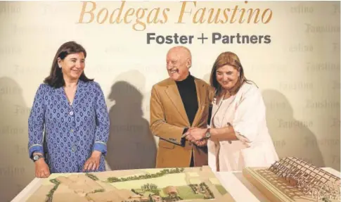  ?? // ERNESTO AGUDO ?? Norman Foster, junto con Carmen y Lourdes Martínez Zabala, ante la maqueta del proyecto