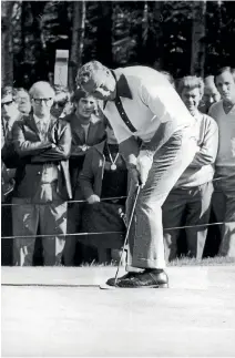  ?? PHOTO: GETTY IMAGES ?? Arnold Palmer, watched but an ‘‘army’’ of fans playing against New Zealand’s Bob Charles at the world match play championsh­ips in 1971 at Wentworth in England.