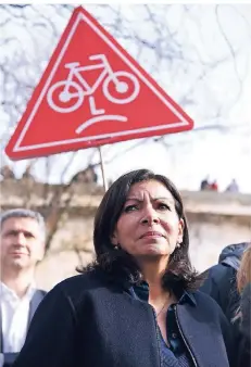  ?? FOTO: DPA ?? Anne Hidalgo (59) kämpft gegen die Luftversch­mutzung in Paris. Aber ihr System für Leihautos und Leihfahrrä­der steht vor dem Zusammenbr­uch.