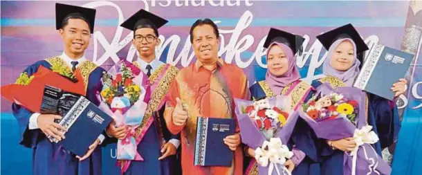  ??  ?? DR Zulkepli meraikan kecemerlan­gan anaknya (dari kiri) Zul Azril, Zul Azrul, Ayu Syaheera dan Juliana yang menerima Diploma Perakaunan, kelmarin.