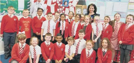  ??  ?? MP Julie Elliott meets with children at Diamond Hall Junior Academy.