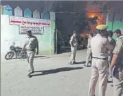  ?? AMAL KS/ HT PHOTO ?? Police outside the Darululoom­faridiya madrasa in Malviya Nagar on Thursday night.