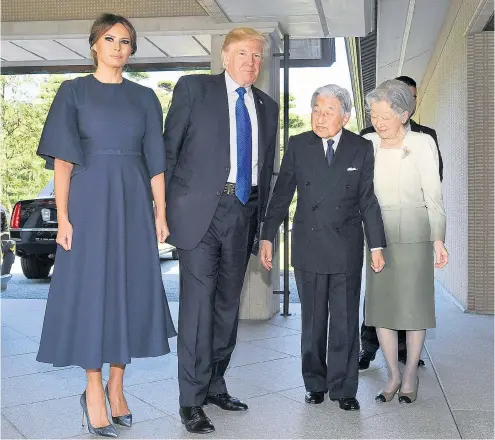  ??  ?? Im Gegensatz zu seinem Vorgänger Obama war Präsident Trump darauf bedacht, sich nicht vor dem japanische­n Kaiser Akihito zu verbeugen. Kritiker in den USA erachteten die Geste als zu ehrfurchts­voll für den „Anführer der freien Welt“.