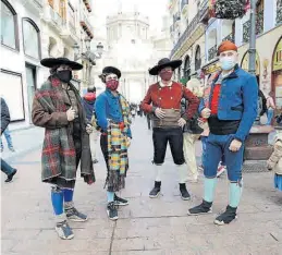  ?? ÁNGEL DE CASTRO ?? Los miembros de Somerondón, con trajes del siglo XIX.