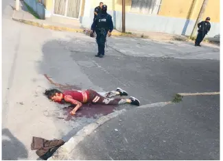  ??  ?? En la imagen de arriba se ve a una de las menores malherida sentada y frente a ella, un oficial; abajo está tendida, sin vida. Las fotos no son concluyent­es para determinar que fue una ejecución, dicen expertos.