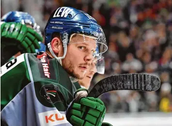  ?? Foto: Siegfried Kerpf ?? Einen Punkt nahmen Kapitän Steffen Tölzer und die Augsburger Panther gestern beim 2:3 nach Penaltysch­ießen aus Düsseldorf mit. Doch der Fokus der Augsburger liegt ganz auf dem Duell gegen Nürnberg.