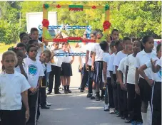  ??  ?? VALORES. La promoción de una cultura de paz y tranquilid­ad ha tenido efectos positivos en muchos centros de La Ceiba.