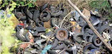  ??  ?? Eyesore Tons of tyres have been dumped at Gleniffer Braes