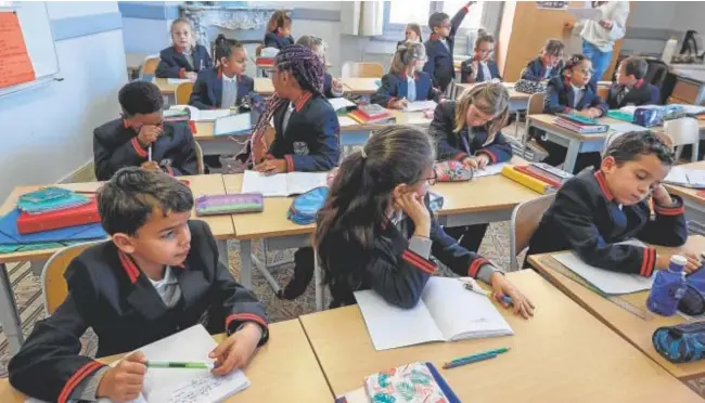  ?? // AFP ?? Alumnos de la escuela pública de primaria Chateau de la Chevaliere de Beziers, este lunes, en el primer día de uso del uniforme escolar