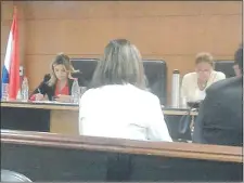  ??  ?? La jueza María Fernanda García de Zúñiga toma nota de datos que le pasan al celular, durante el juicio de ayer.