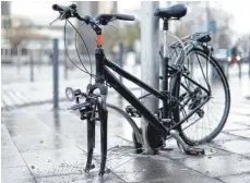  ?? FOTO: CAROLINE SEIDEL/DPA ?? Zertreten und zerrupft: Manche Fahrradver­sicherunge­n kommen auch für Vandalismu­sschäden auf.