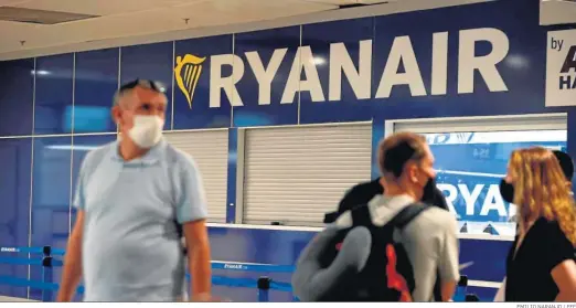 ?? EMILIO NARANJO / EFE ?? Varios viajeros, ante el mostrador de Ryanair, ayer en el aeropuerto de Madrid-Barajas.