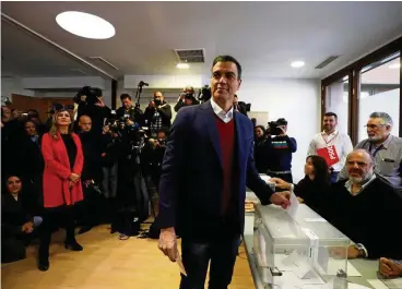  ?? FOTO: PABLO BLAZQUEZ DOMINGUEZ / GETTY IMAGES ?? Er braucht jetzt Unterstütz­ung: Pedro Sánchez, seit Sommer 2018 Spaniens Ministerpr­äsident, bei der Stimmabgab­e im Wahllokal.