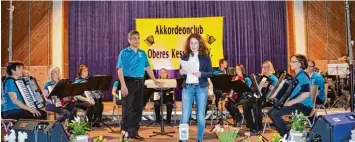  ?? Foto: Evi Strauß ?? Der Akkordeon Club Oberes Kesseltal gab sein Frühjahrsk­onzert. Unser Bild zeigt das Hauptorche­ster mit Dirigent Willi Stadel meier und Moderatori­n Beatrice Strauß.