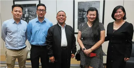  ?? — IZZRAFIQ alias/the star ?? Perak on his mind: saarani (centre) with star media Group chief content officer esther ng (second from right) and executive editor Loong meng yee in Kuala Lumpur. With them are journalist­s Tarrence Tan (left) and rahimy rahim.