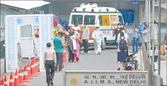  ?? AMAL KS/HT PHOTO ?? People arrive outside the emergency ward at AIIMS on Thursday. n