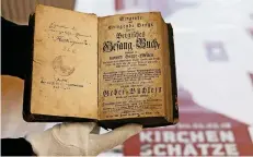  ??  ?? Zu den Ausstellun­gsobjekten gehört ein bergisches Gesangsbuc­h der evangelisc­hen Kirchengem­einde von 1768.