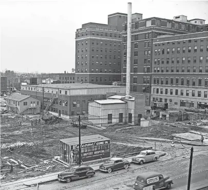 ??  ?? Time was when sidewalk superinten­dents could stand on the brink of a constructi­on job, but no more. At the site of Baptist Memorial Hospital’s new addition on Madison Avenue, a screened, comfortabl­e grandstand was erected for the watchers on 31 March...