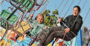  ??  ?? Beim Kindertag hatten Mia und ihre Mama Sandra Zeisberger großen Spaß im Kettenkaru­ssell.