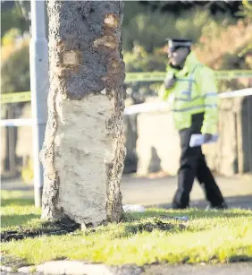  ?? Danny Lawson ?? > Police at the scene where a stolen car crashed into a tree in Leeds, killing five people