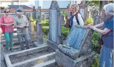  ??  ?? Mit Kippa dahin, wo Carl Lämmles Eltern ruhen: Der „Lämmle Walk“endete auf dem jüdischen Friedhof.