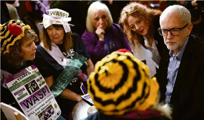  ?? Fotos Oli Scarff - 25.nov.19/AFP ?? Líder do Partido Trabalhist­a, Jeremy Corbyn se reúne com membros da Waspi durante evento de campanha no norte da Inglaterra; a legenda declarou apoio à causa