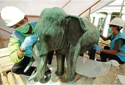  ?? HARITSAH ALMUDATSIR/JAWA POS ?? BERBAHAN PERUNGGU: Konservato­r merawat patung gajah di Museum Nasional, Jakarta, Rabu lalu (31/3).