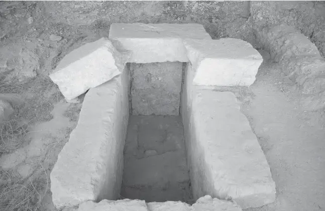  ?? Fotos: Michael Trampert ?? Die Grabstätte in Los Toscanos ist das Herzstück der bisherigen Ausgrabung­en bei Vélez-Málaga.