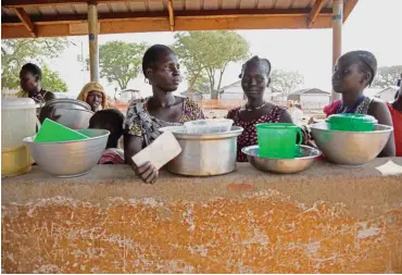  ?? Foto: AFP/Isaac Kasamani ?? Neu angekommen­e Flüchtling­e aus Südsudan werden im ugandische­n Adjumani mit dem Nötigsten versorgt.