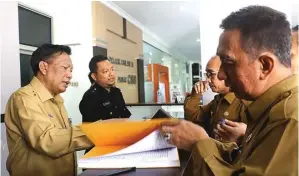  ?? GALIH WICAKSONO/JAWA POS ?? TINDAK LANJUT: Bupati Sambari Halim Radianto (kiri) mendatangi kantor DPM-PTSP Pemkab Gresik kemarin.