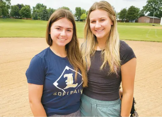  ?? TONY BARANEK/DAILY SOUTHTOWN ?? Rhea Mardjetko, left, and her sister Sage shared their excitement about potentiall­y pitching together at Lemont next season.