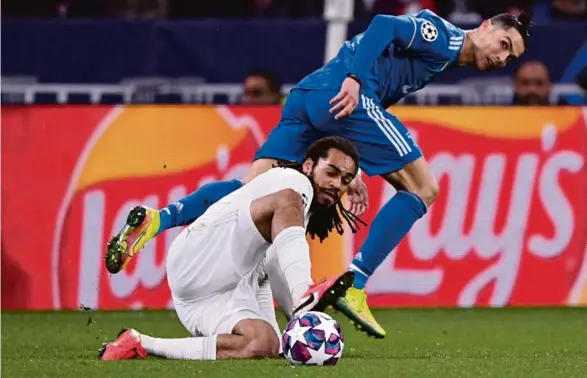  ?? Photo Franck Fife. AFP ?? Le Lyonnais Jason Denayer au devant du Turinois Cristiano Ronaldo, le 26 février, lors du 8e de finale aller à Décines.