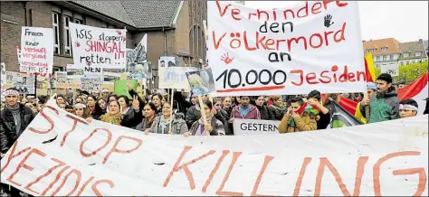  ?? DPA-BILD: WAGNER ?? Jesiden demonstrie­ren im Oktober 2014 in Oldenburg gegen den Völkermord durch die IS-Terroriste­n.