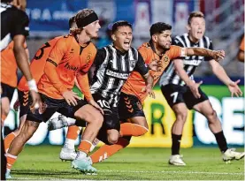  ?? Darren Abate/usl Championsh­ip ?? Jorge Hernandez, center, and San Antonio FC have gone two straight games without scoring a goal and have yet to win a game on the road this season.