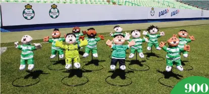  ?? SANTOS ?? Se subastarán 11 peluches del Dr. Simi caracteriz­ados de varios de los jugadores del primer equipo albiverde.