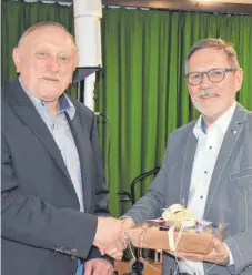  ?? FOTO: WOLFGANG BORN ?? Franz Bantle (rechts) vom katholisch­en Bildungswe­rk Straßberg und der Referent Walter Hutter, der über ein dunkles Kapitel in Straßberg referiert.