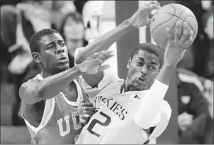  ?? Elaine Thompson Associated Press ?? JUSTIN HOLIDAY grabs a rebound in front of brother Jrue during a game in January 2009, when they played for Washington and UCLA, respective­ly.