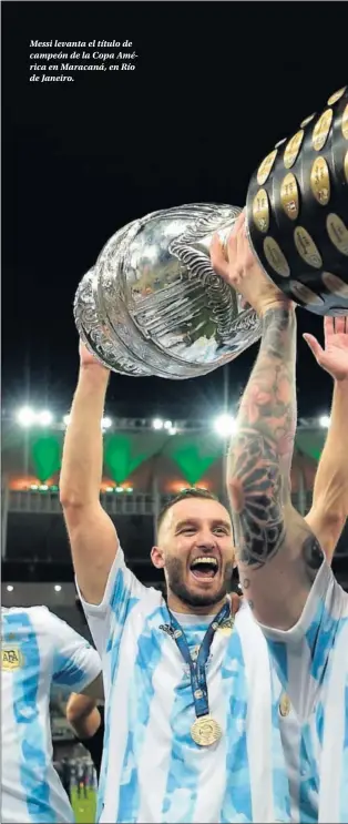  ??  ?? Messi levanta el título de campeón de la Copa América en Maracaná, en Río de Janeiro.
